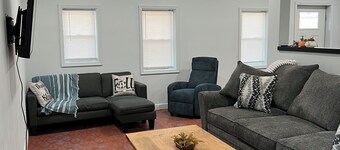 Charming 2-bedroom house in tranquil  Stover Missouri. Pet friendly