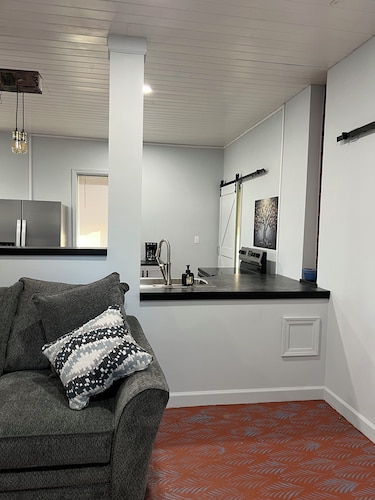 Charming 2-bedroom house in tranquil  Stover Missouri. Pet friendly