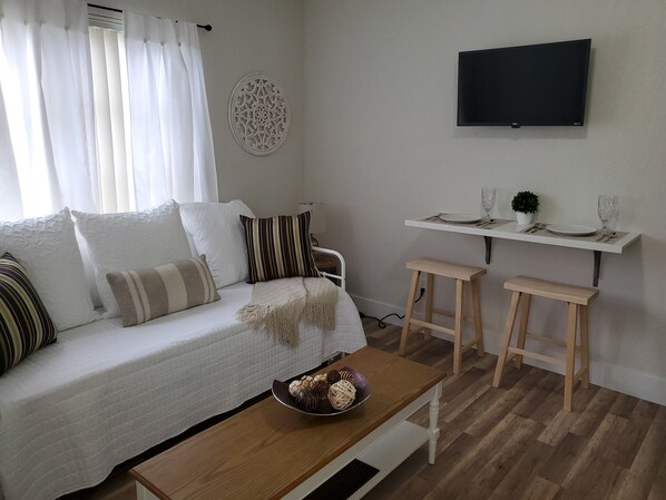 1 dormitorio, tabla de planchar con plancha, wifi y ropa de cama