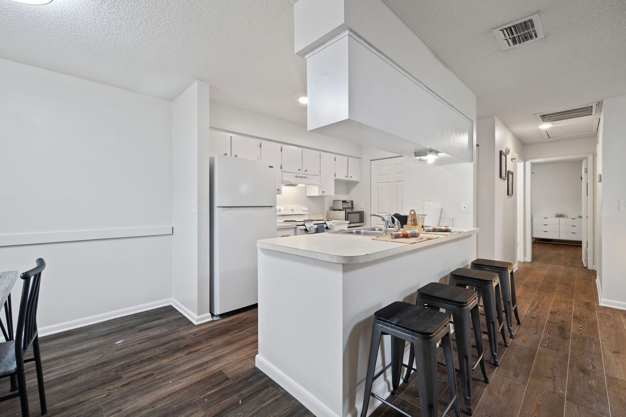 Frigorífico, microondas, horno y placa de cocina