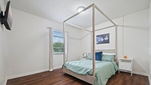 2 bedrooms, iron/ironing board, WiFi, bed sheets - Fully Renovated & Private 2-bedroom home in Zephyrhills with Porch (Zephyrhills)