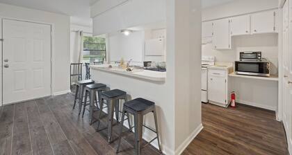 Fully Renovated & Private 2-bedroom home in Zephyrhills with Porch