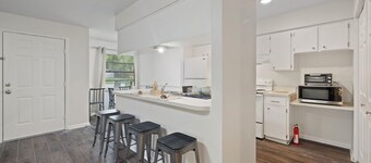 Fully Renovated & Private 2-bedroom home in Zephyrhills with Porch
