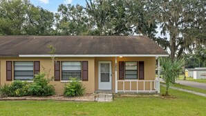 A single-story house with a front porch, a small front yard, and a mailbox. - Fully Renovated & Private 2-bedroom home in Zephyrhills with Porch (Zephyrhills)