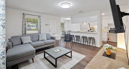 Fully Renovated & Private 2-bedroom home in Zephyrhills with Porch