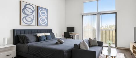 1 habitación, escritorio, tabla de planchar con plancha y cuna de viaje