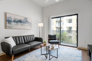 TV - Urban 1BR Apartment | Prime Location (Birmingham)