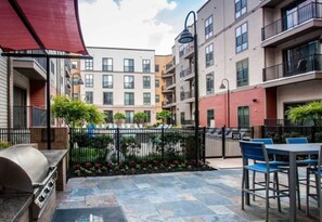 Outdoor dining - Urban 1BR Apartment | Prime Location (Birmingham)