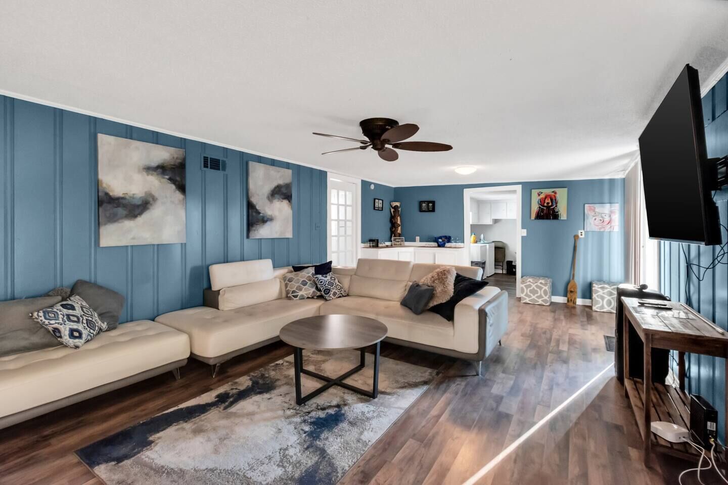 Smart TV, books, stereo