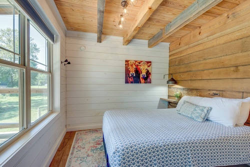 Cottage by the Creek-One hour West of Nashville