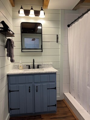 Douche, séchoir à cheveux, serviettes fournies, savon