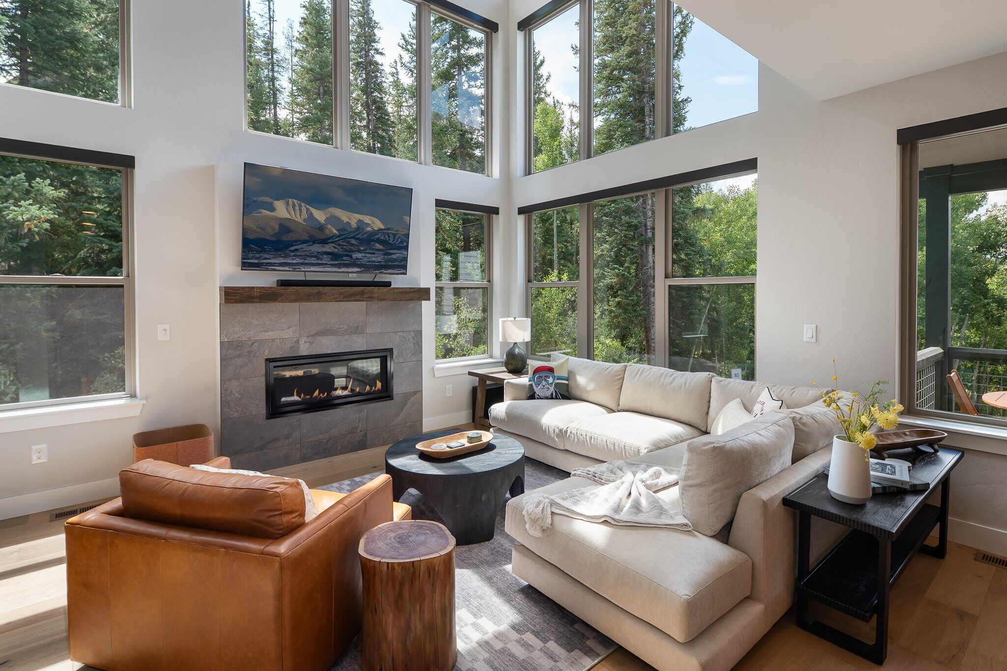 Smart-tv, een open haard, videospelletjes en tafelvoetbal