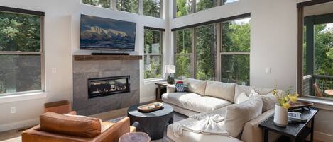 Smart-TV, Kamin, Videospiele, Tischfußball