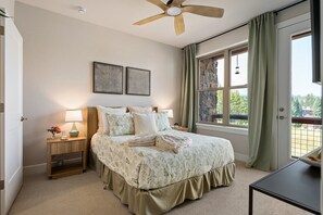 3 habitaciones, escritorio y tabla de planchar con plancha 