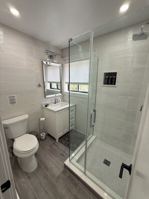 Shower, towels, soap, shampoo - Luxe 4BR Retreat w/ Large Hot Tub, Fire pit & Outdoor Oasis (Tobyhanna)