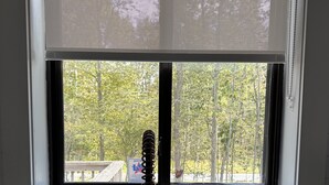 Ein Badezimmer mit Fenster, Waschbecken und Wasserhahn.