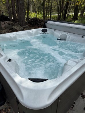 Outdoor spa tub - Luxe 4BR Retreat w/ Large Hot Tub, Fire pit & Outdoor Oasis (Tobyhanna)