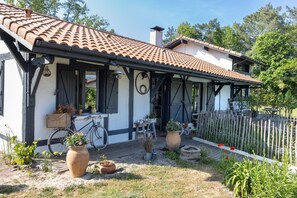 Exterior - Humanesens House - LEON (LEON)