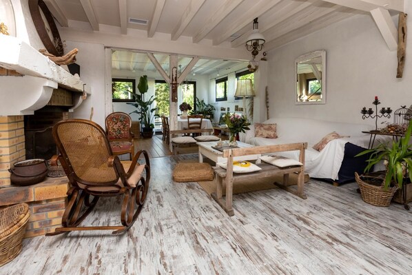 Una televisión, una chimenea