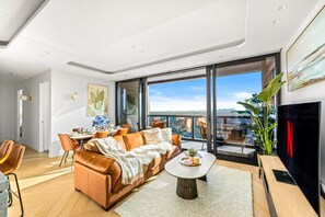 Smart TV, books - Highrise Luxury Penthouse Spectacular Views 3B3B1P (Box Hill)