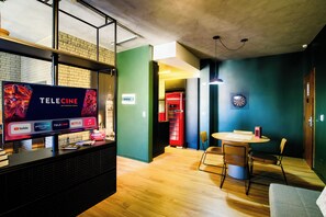 Apartamento, banheira de hidromassagem, vista para a cidade | Área de estar | TV de tela plana 43 polegadas com canais a cabo, Netflix