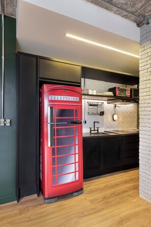 Großer Kühlschrank, Mikrowelle, Ofen, Herdplatte