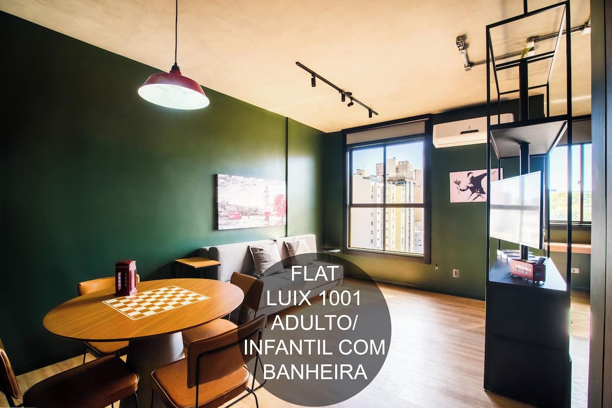 Apartamento luxo, banheira de hidromassagem, vista para a cidade | Área de estar | TV de tela plana 43 polegadas com canais a cabo, Netflix