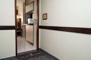 Apartamento standard, várias camas, aceita animais de estimação, vista para a cidade | Área de estar | TV de tela plana 43 polegadas com canais a cabo, Netflix