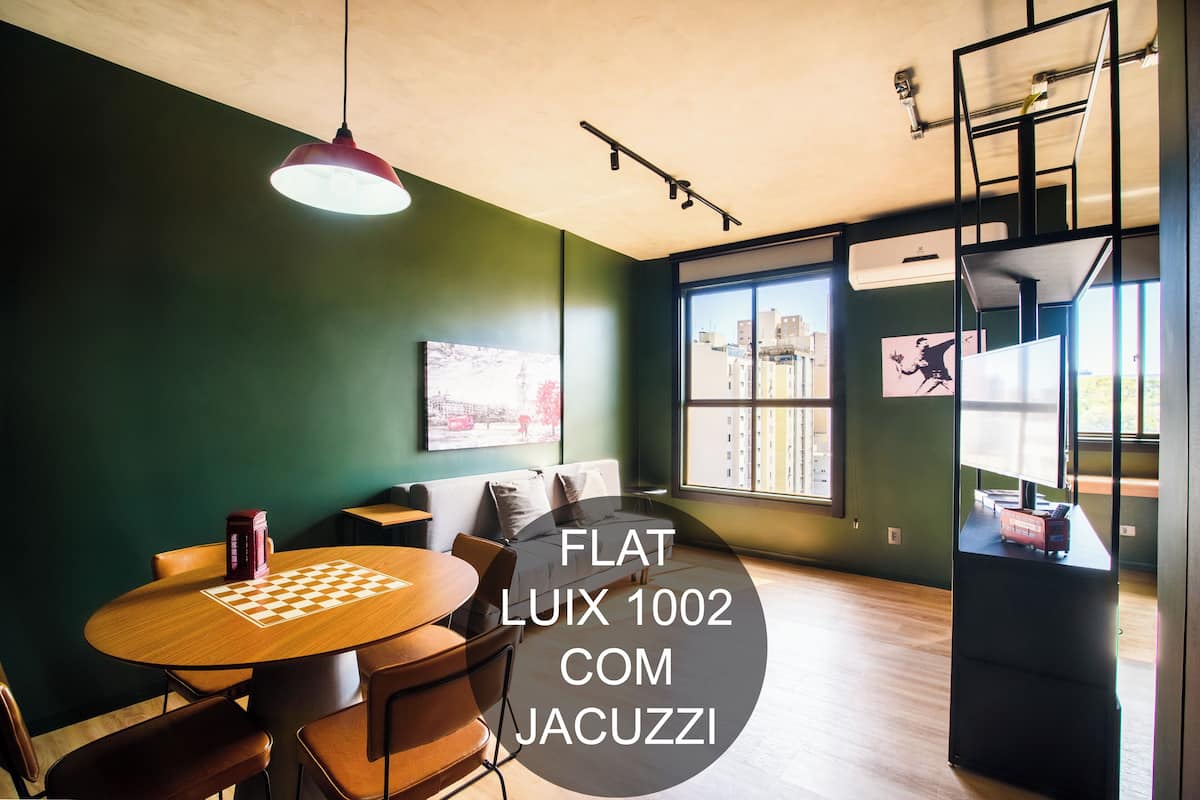 Apartamento luxo, banheira de hidromassagem, vista para a cidade | Área de estar | TV de tela plana 43 polegadas com canais a cabo, Netflix