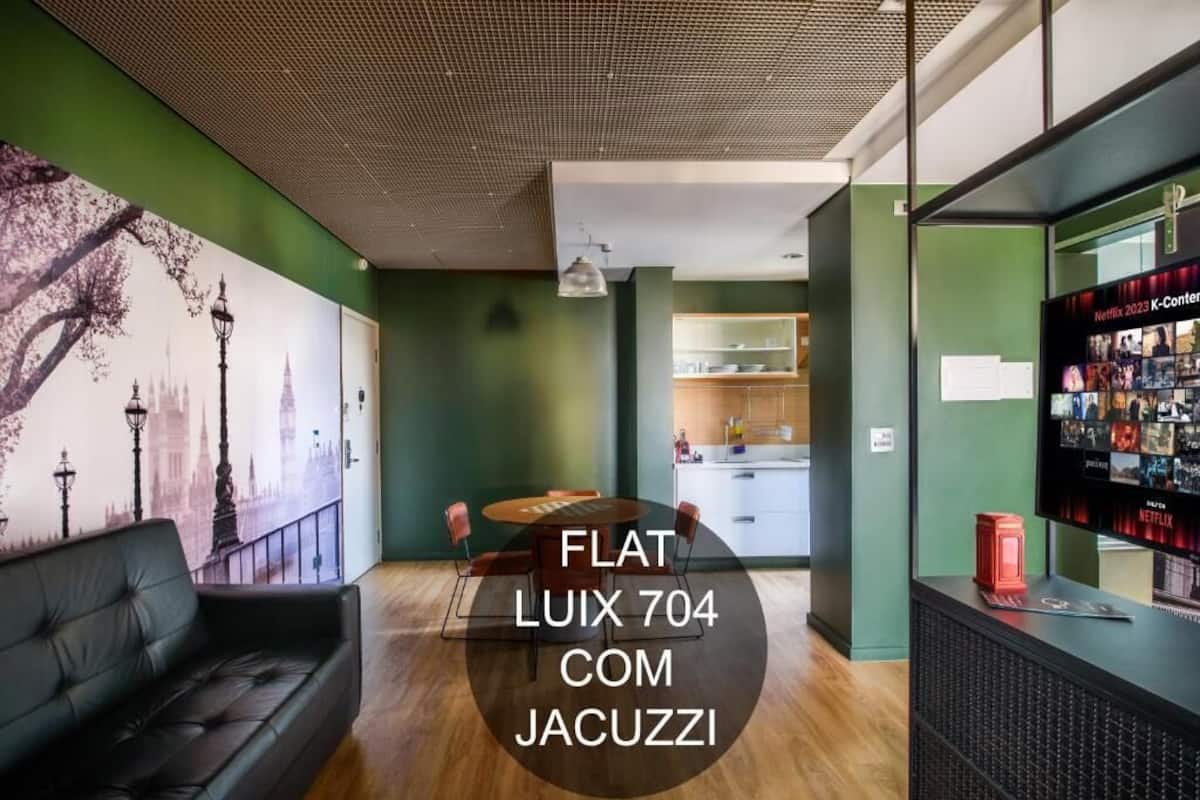 Apartamento luxo, 1 quarto, banheira de hidromassagem, vista para a cidade | Área de estar | TV de tela plana 43 polegadas com canais a cabo, Netflix