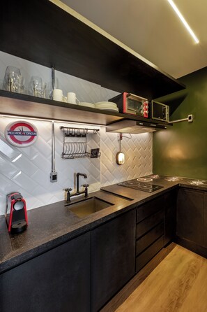 Design Studio, Jetted Tub, City View | Private kitchen - LUIX LONDRINA FLAT HOTEL (Londrina)