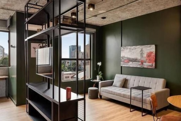 Estúdio executivo, banheira de hidromassagem, vista para a cidade | Área de estar