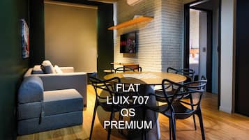 Habitación superior, hidromasaje, vista a la ciudad | Área de sala de estar