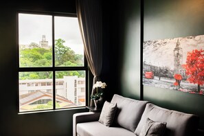 Suite estudio Club, bañera de hidromasaje, vistas a la ciudad | Zona de estar