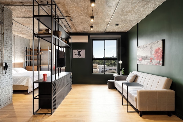Deluxe Apartment, 1 Queen Bed with Sofa bed, Jetted Tub | Living area