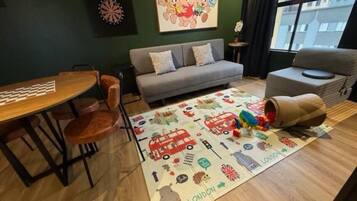 Suíte estúdio família, banheira de hidromassagem, vista para a cidade | Área de estar