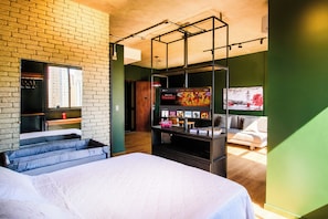 Apartamento luxo, banheira de hidromassagem, vista para a cidade | Roupas de cama premium, individualmente decorados