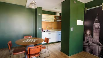 Suíte estúdio luxo, 1 quarto, banheira de hidromassagem, vista para a cidade | Área de estar | TV de tela plana 43 polegadas com canais a cabo, Netflix