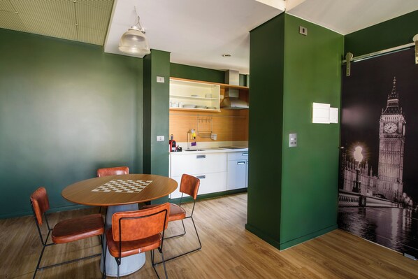 Deluxe-Studiosuite, 1 Schlafzimmer, Whirlpool, Stadtblick | Wohnbereich