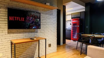 標準公寓, 按摩浴缸, 城市景觀 | 起居區 | 43-吋平面電視、有線頻道、Netflix、串流服務