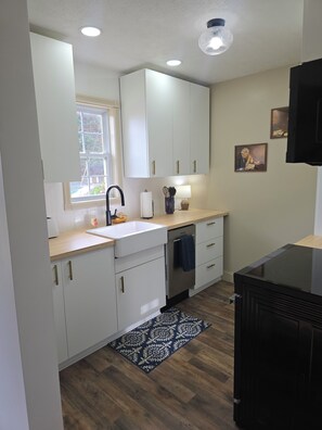 Four Ă micro-ondes, un four, surface de cuisson, lave-vaisselle