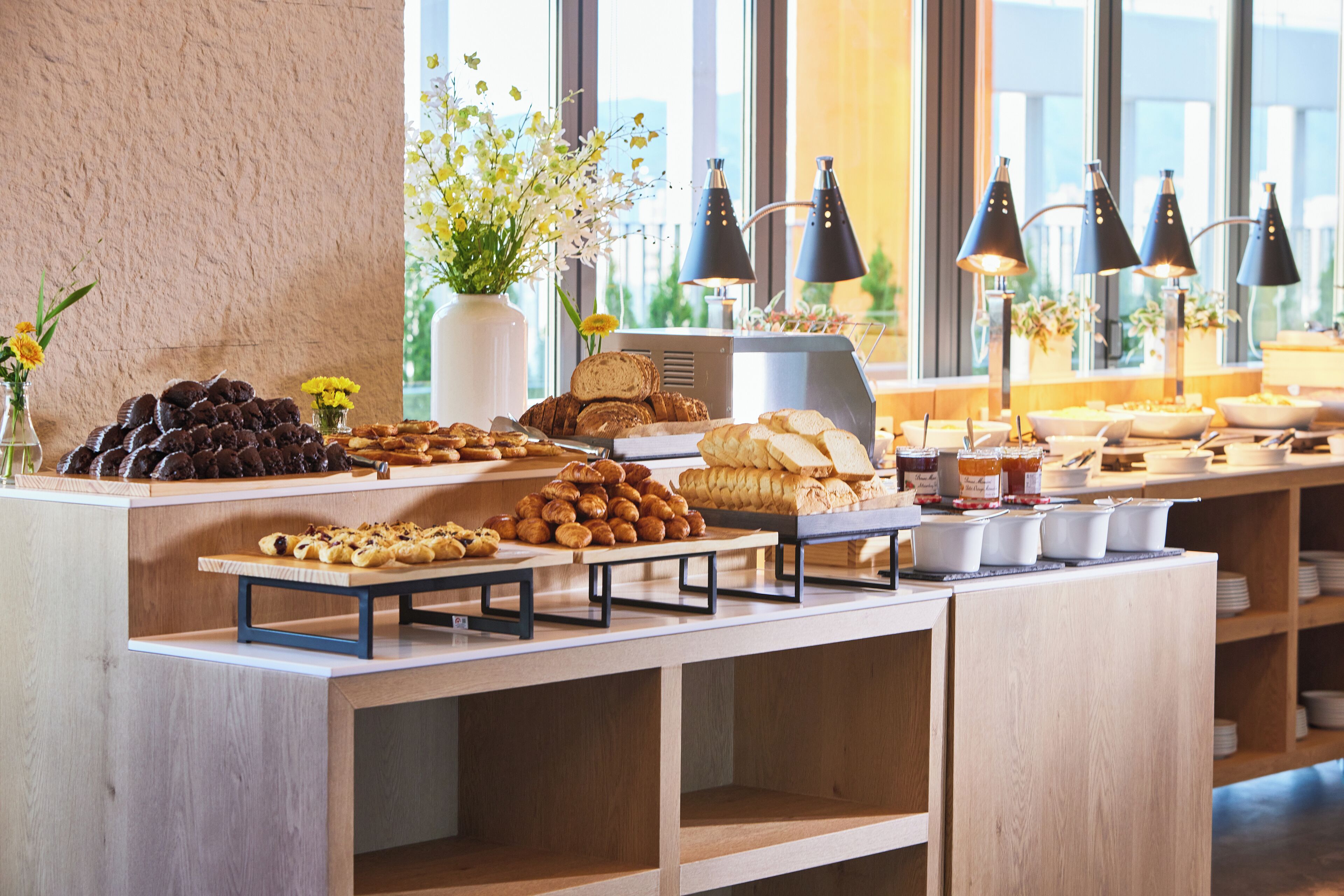 Daily buffet breakfast (KRW 25000 per person)