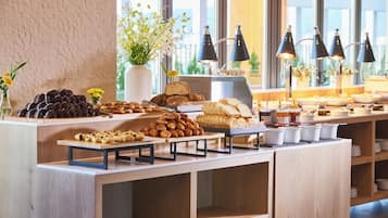 Daily buffet breakfast (KRW 25000 per person)