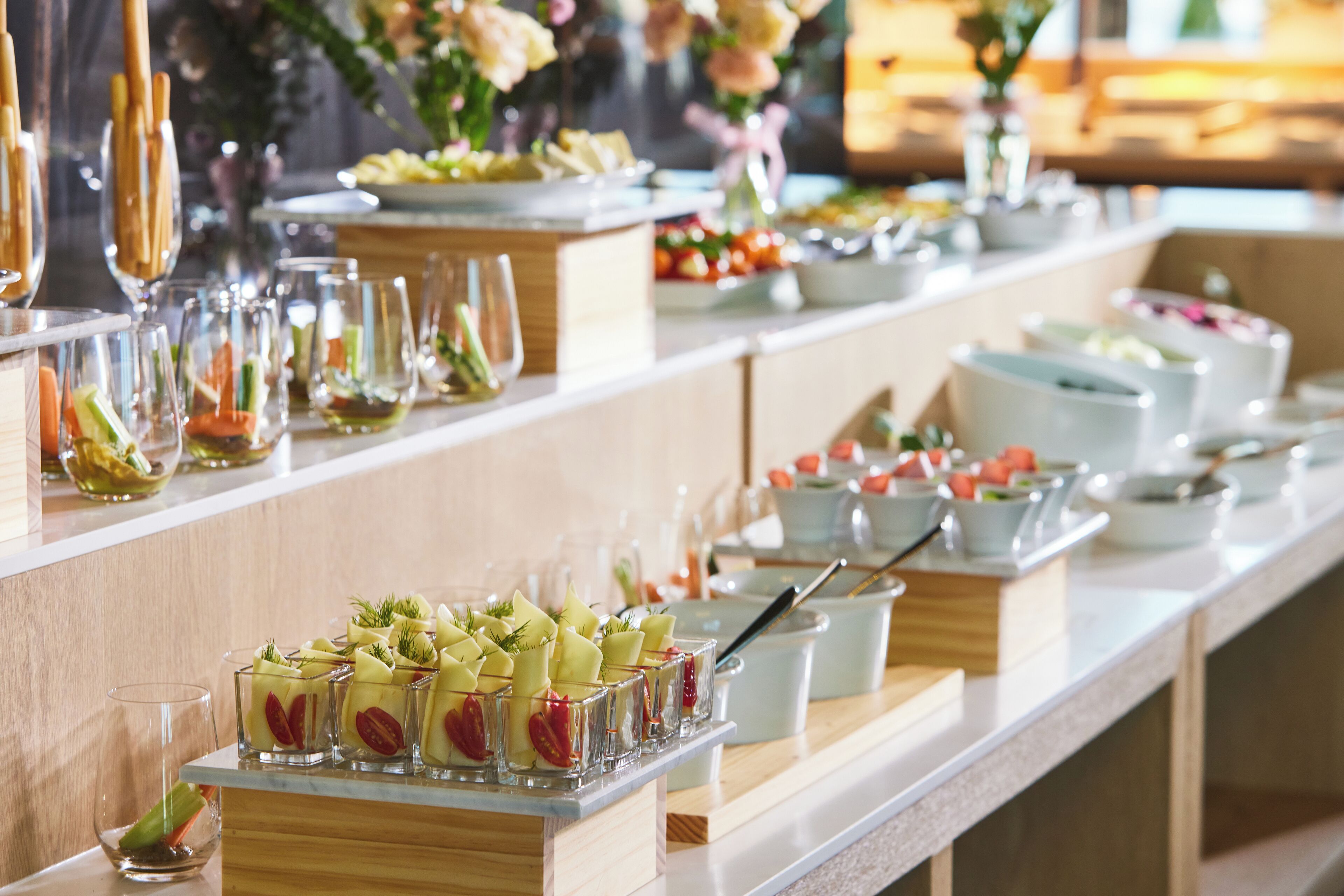 Un bufé con diversos alimentos y bebidas.