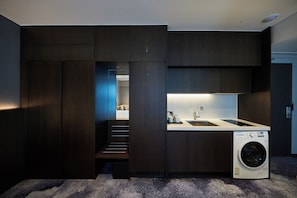 In-room safe, blackout curtains, free WiFi, bed sheets - HOTEL HLB (Busan)