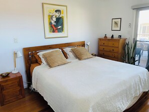 4 bedrooms, iron/ironing board, Internet, bed sheets