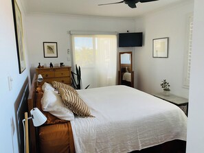 4 bedrooms, iron/ironing board, Internet, bed sheets