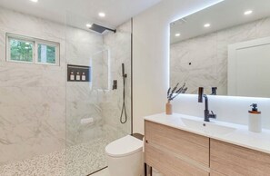 Shower, hair dryer, bidet, towels