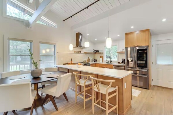 Frigorifero, microonde, forno, piano cottura