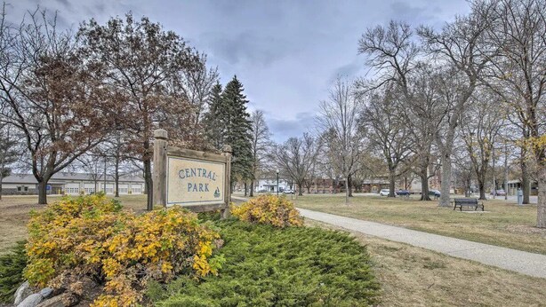 A sign for Central Park surrounded by trees and a walking path. - The Loft small studio apartment on the 2nd floor.  Private, Small & Affordable (Albert Lea)
